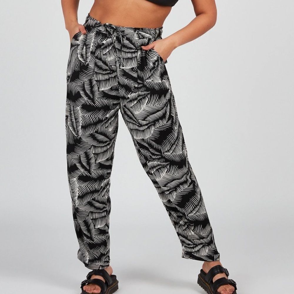 VOLCOM STAY PALM 100% viscose BLACK/WHITE lounge pants tropical vacation S 4/6